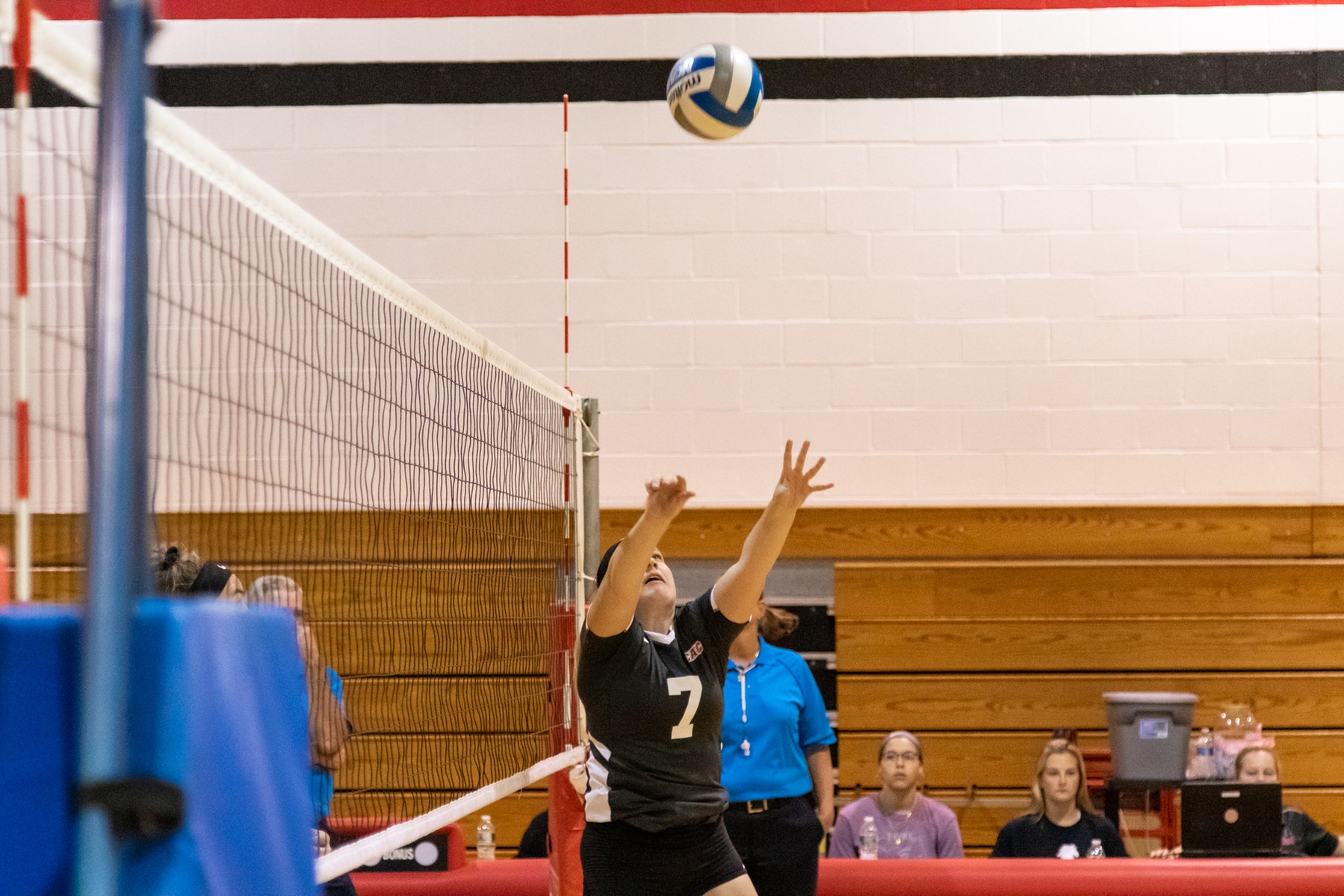 WOMEN'S VOLLEYBALL FALLS TO CLIPPERS