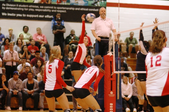 WOMEN'S VOLLEYBALL HOLDS OFF LE MOYNE COLLEGE